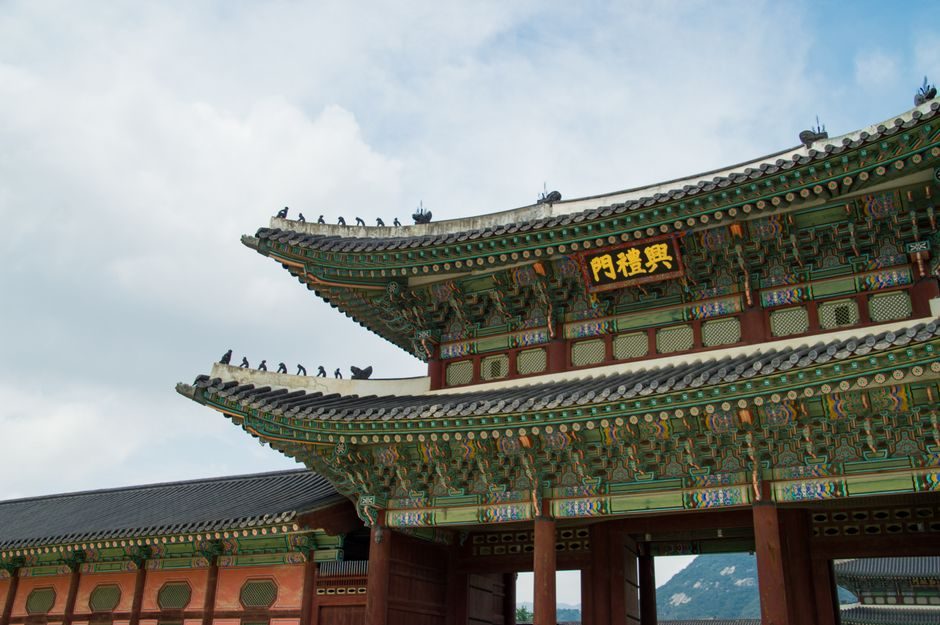 북한산 대남문 성곽 길을 걷는 등산객