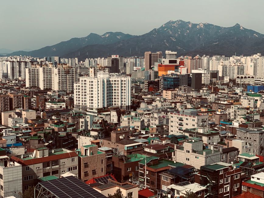 북한산 백운대 정상에서 바라본 서울 전경과 능선 등산로