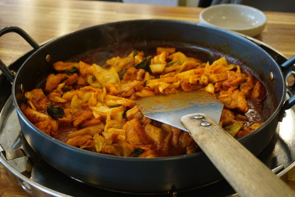 춘천 닭갈비 골목 철판 닭갈비가 지글지글 익는 모습