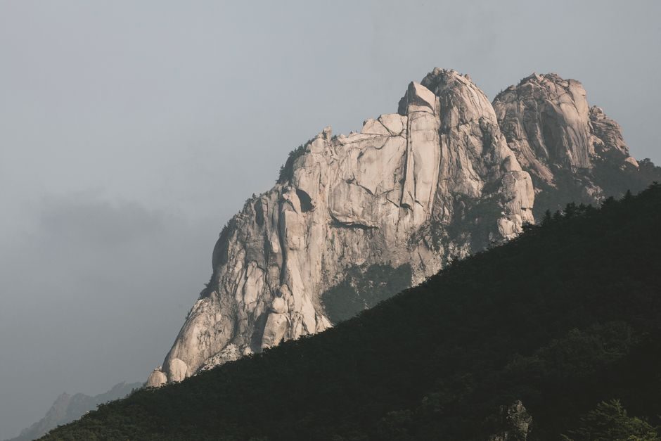 공룡능선 기암괴석과 여름 하늘