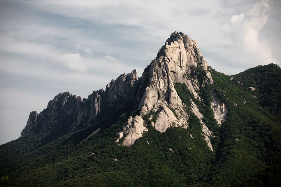 울산바위 정상 암벽과 설악산 전경