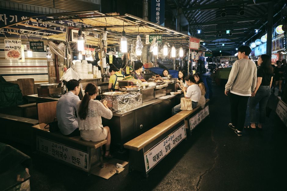 전주 남부시장 야시장 야경 – 여름밤 먹거리 노점이 늘어선 모습