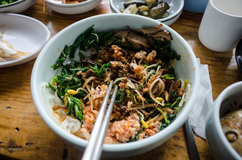 전주 전통 비빔밥 한 상 차림 – 돌솥과 나물 반찬