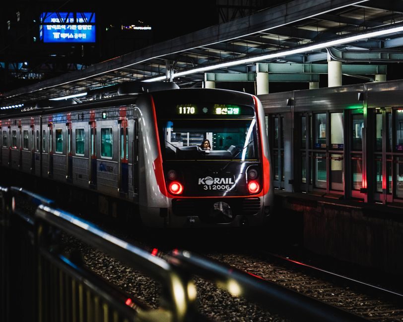 코레일 앱으로 KTX 좌석을 예매하는 스마트폰 화면