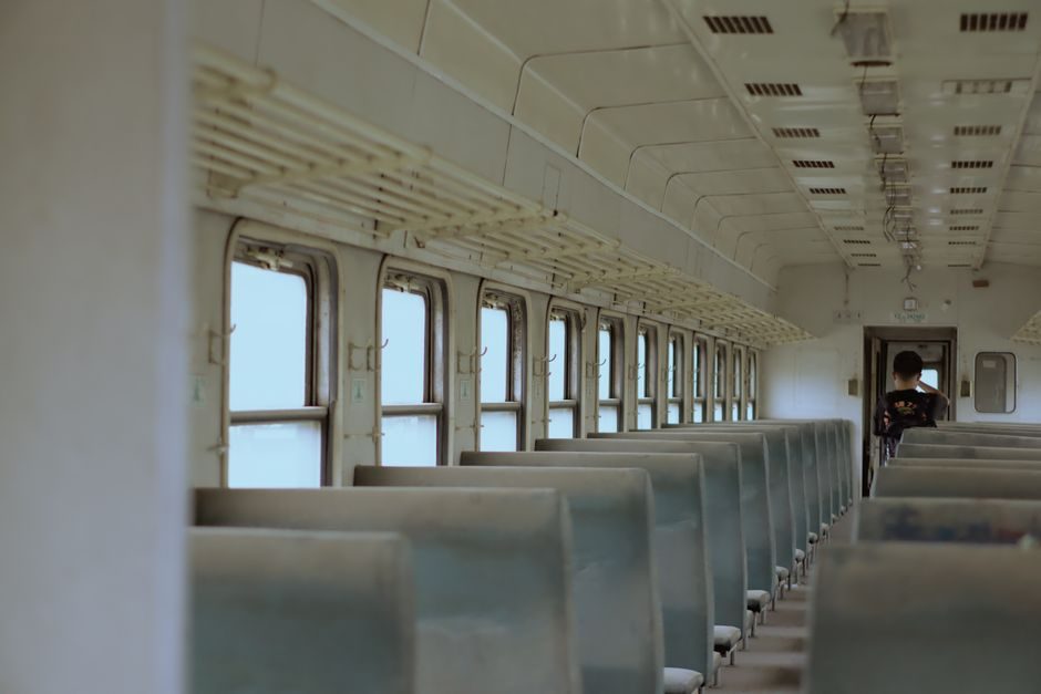 KTX 열차 내부 창가와 통로 좌석 배치
